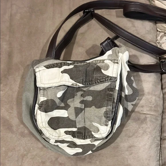 Salvage Sacs Stylish Camouflage Mini Jeffrey Crossbody Bag - Picture 1 of 3